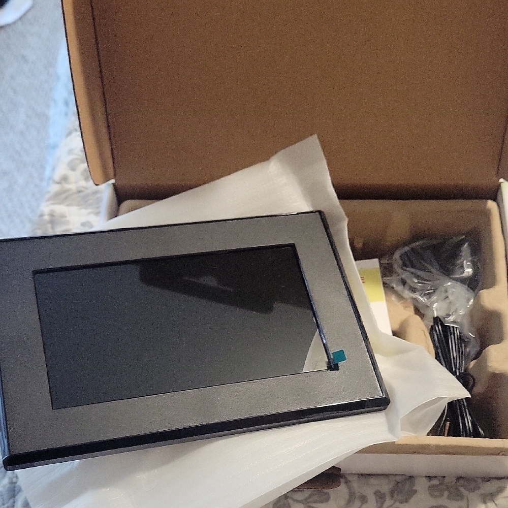 Black 7" LED Digital Picture Frame - Picture 3 of 4